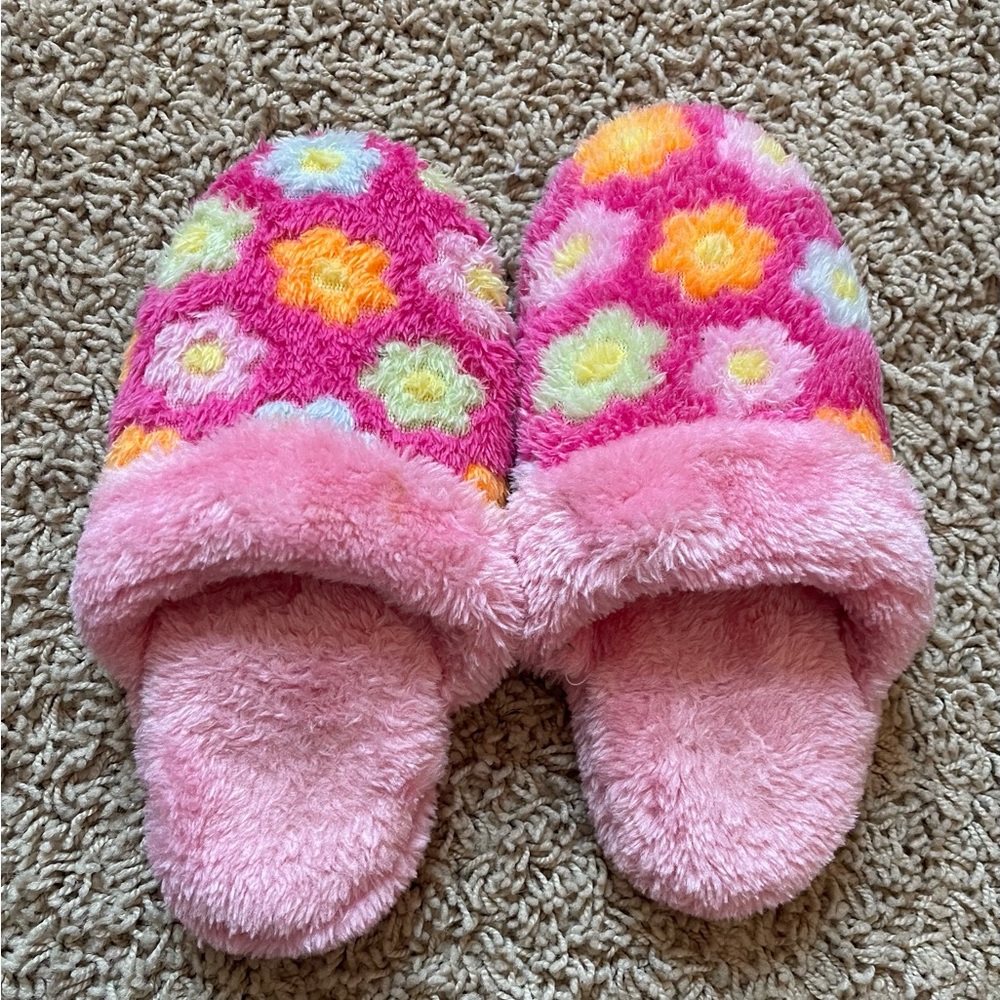 Girls Floral Fuzzy Slippers Size L (4-5